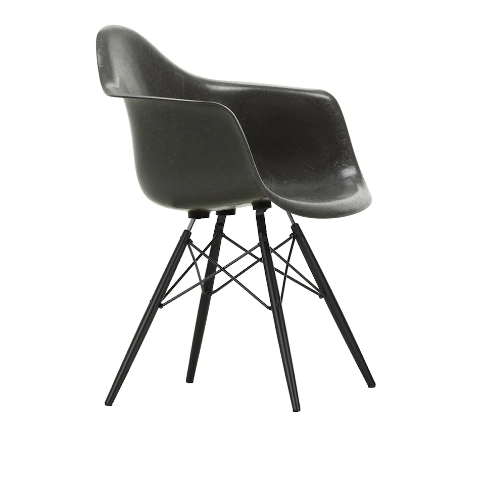 Eames Fiberglass Armchair DAW lenestol Black Maple