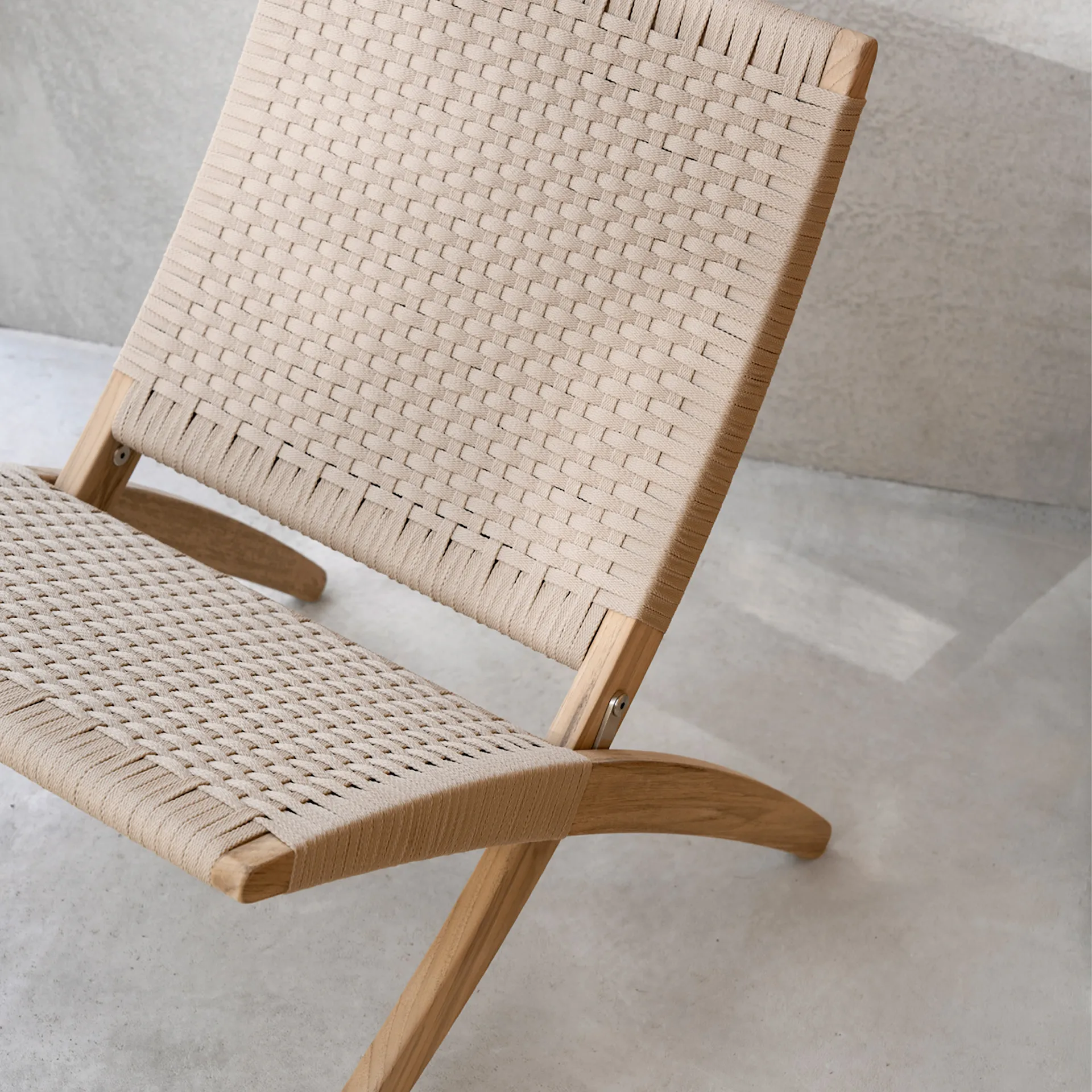 MG501 Outdoor Cuba Chair, Ubehandlet teak/Charcoal 1402 - Carl Hansen - NO GA