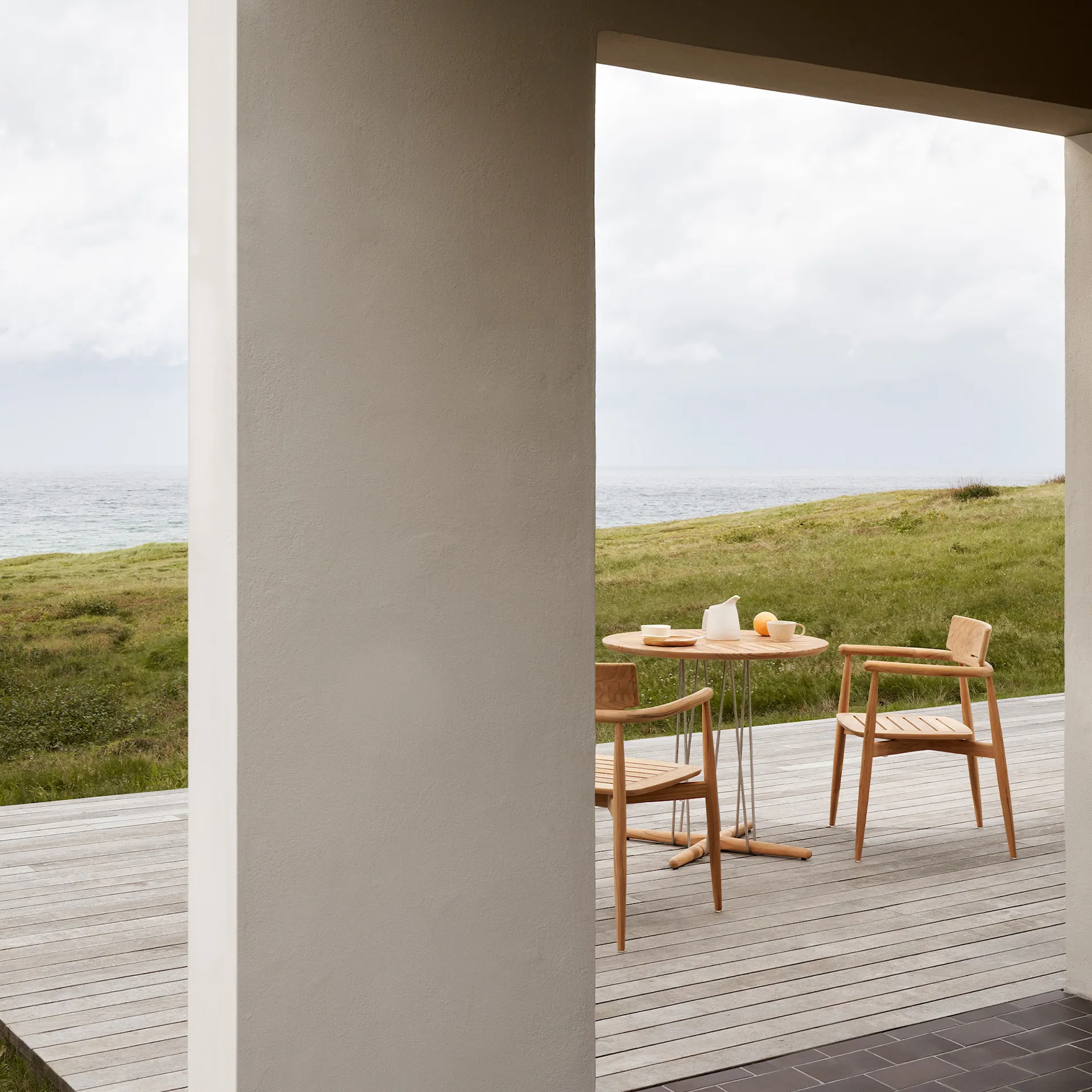 E022 Embrace Outdoor Series Table Ø 140 Cm, Ubehandlet teak - Carl Hansen - NO GA