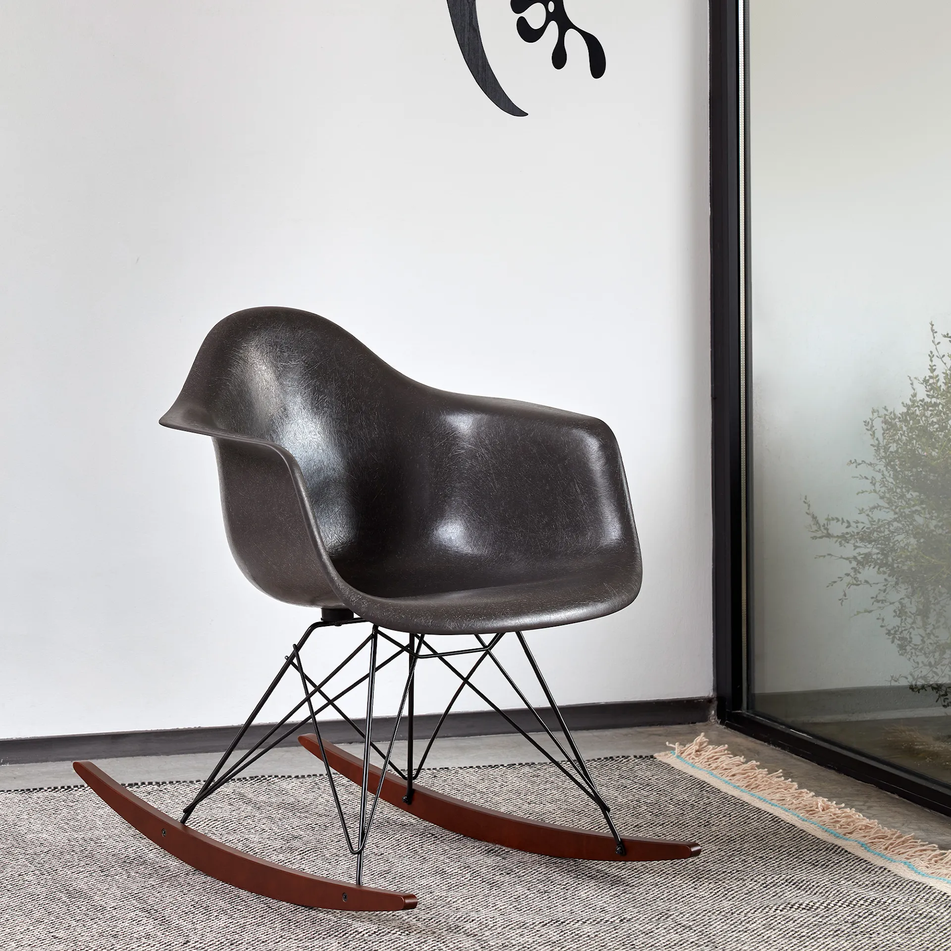 Eames Fiberglass Armchair RAR gyngestol Basic Dark/Dark Maple - Vitra - Charles & Ray Eames - NO GA