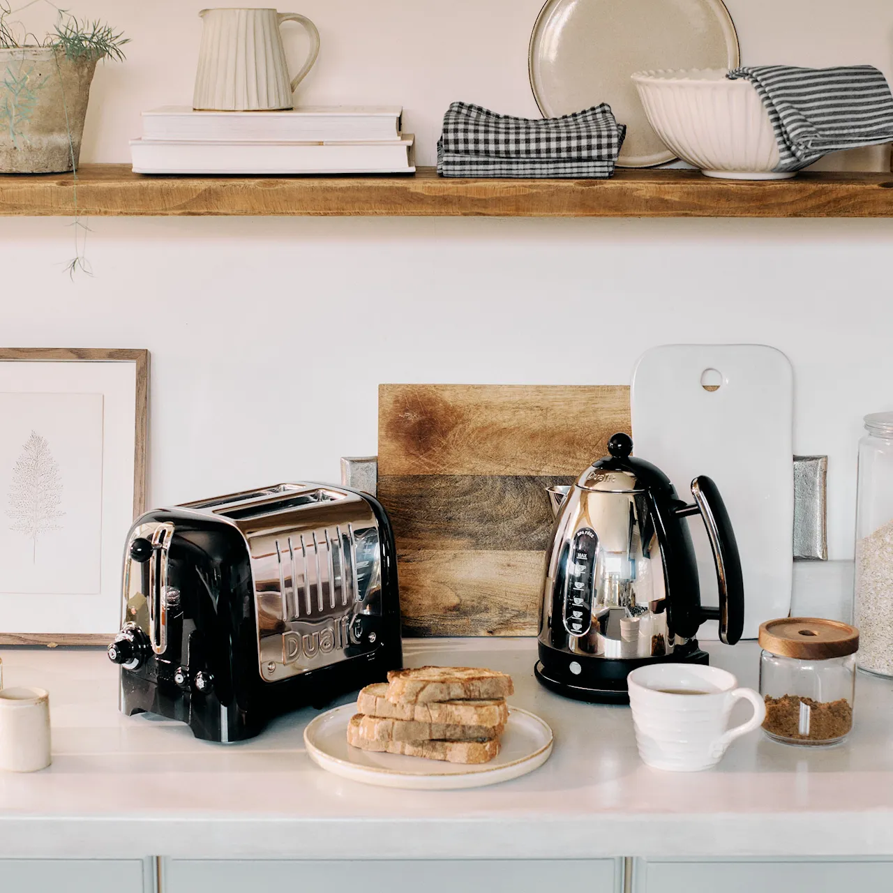 Liten brødrister vannkoker og toaststativ