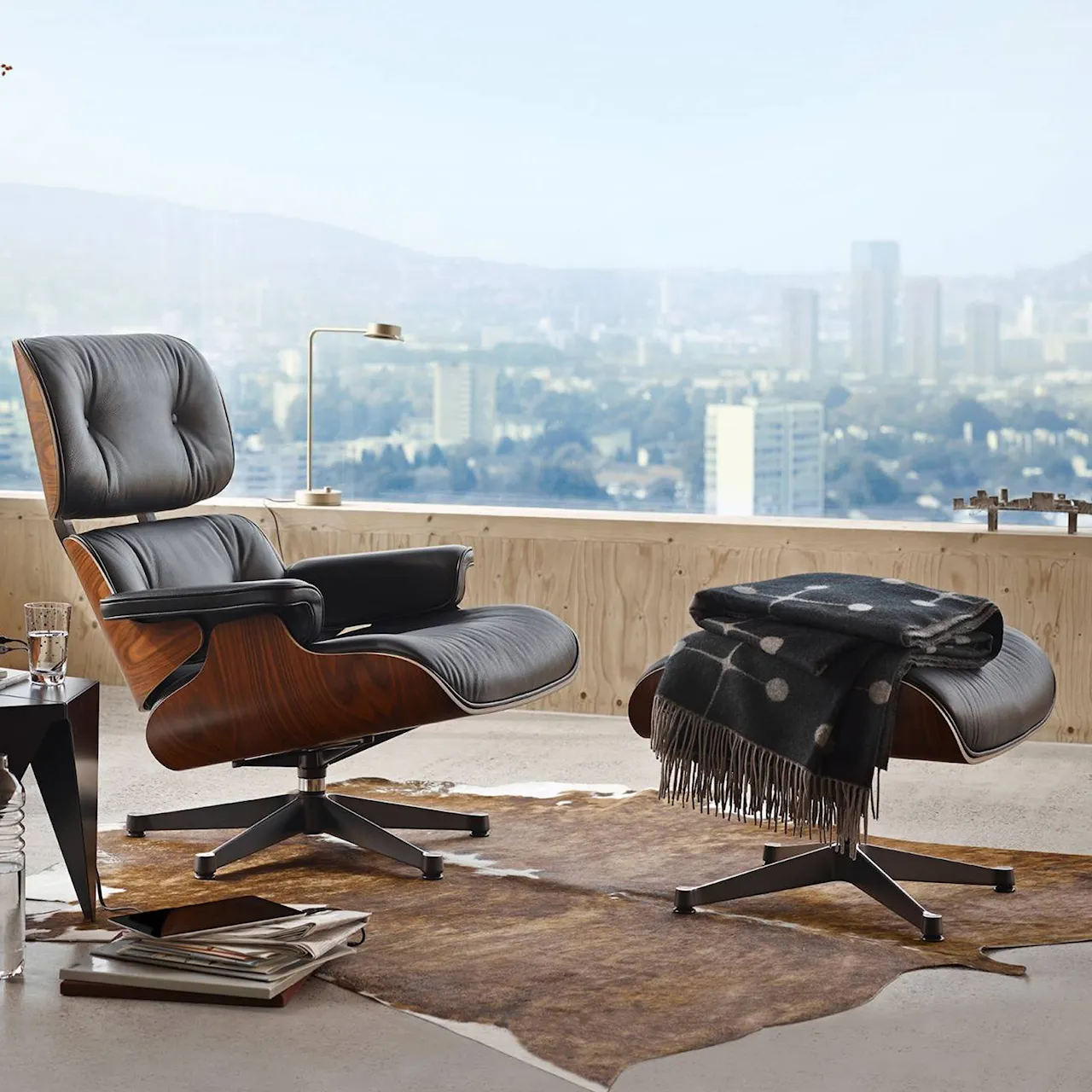 Eames Lounge Chair & Ottoman svartbeiset valnøttsort/polert bunn