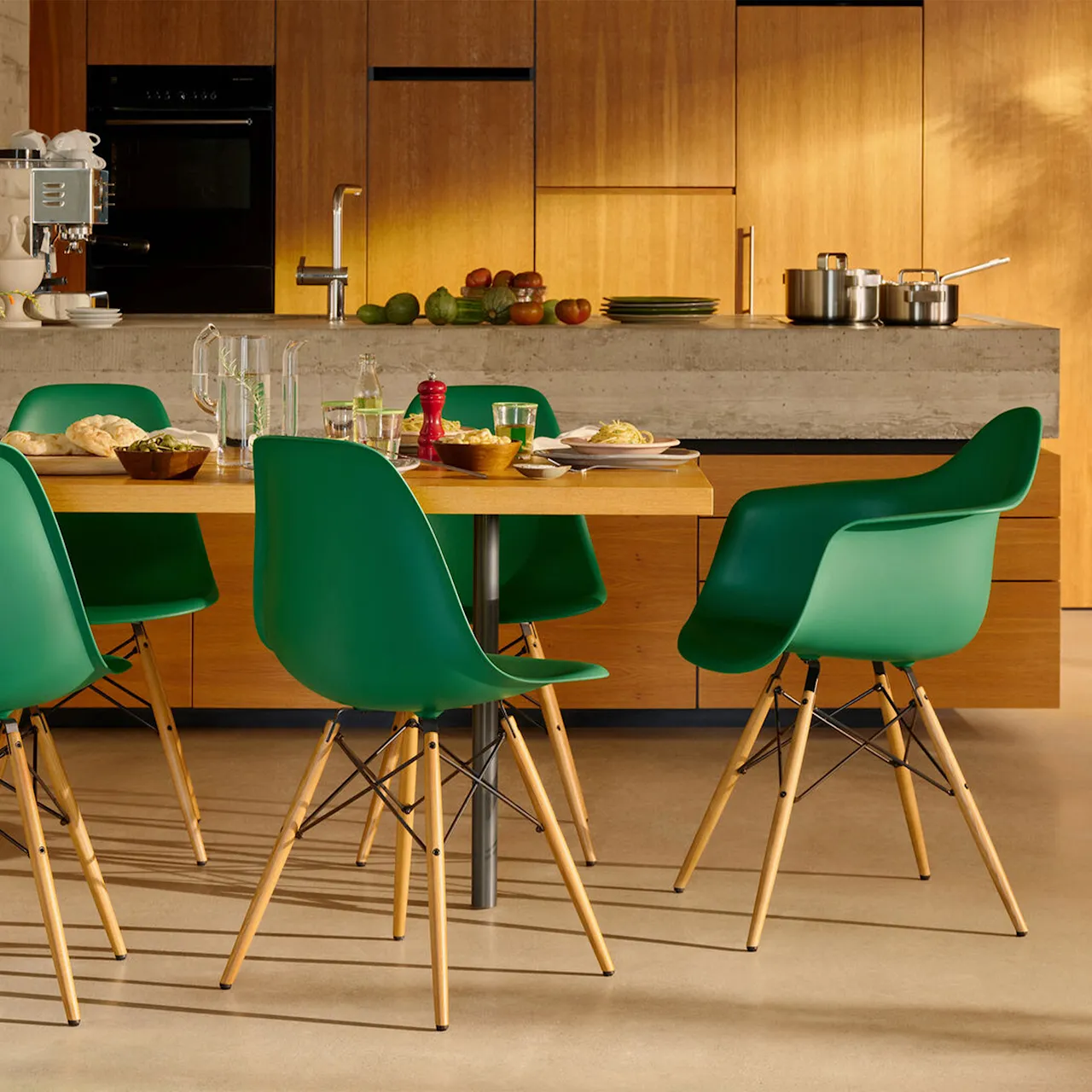 Eames RE Plastic Armchair DAW spisestuestol Golden Maple