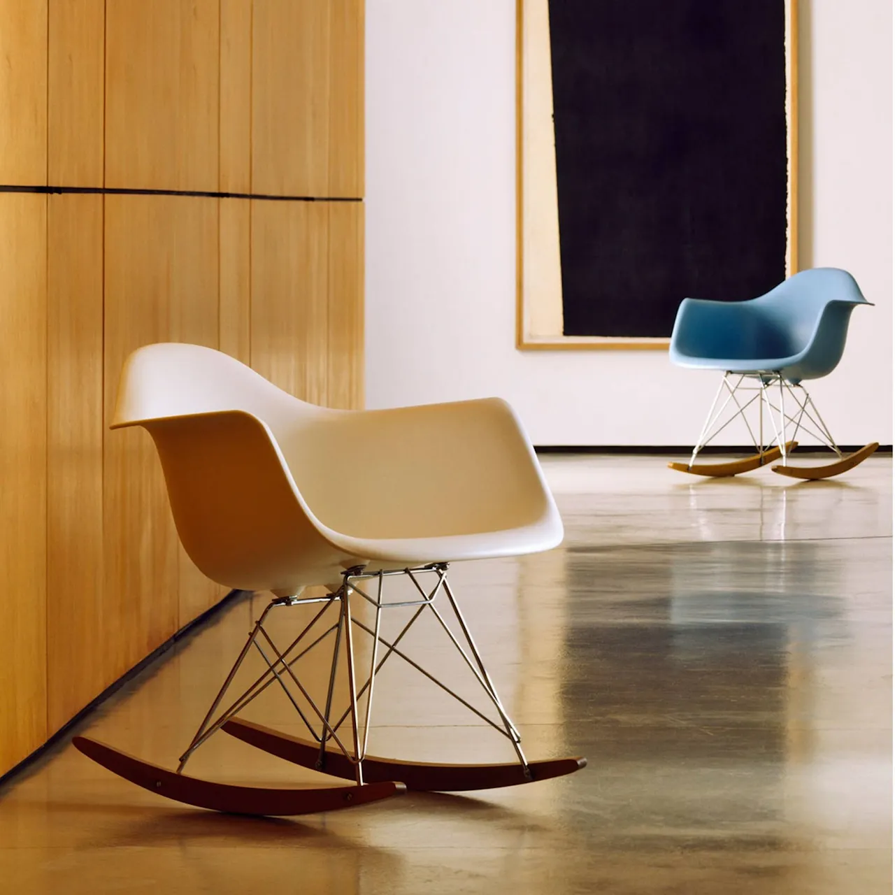 Eames RE Plastic Armchair RAR gyngestol White/Dark Maple