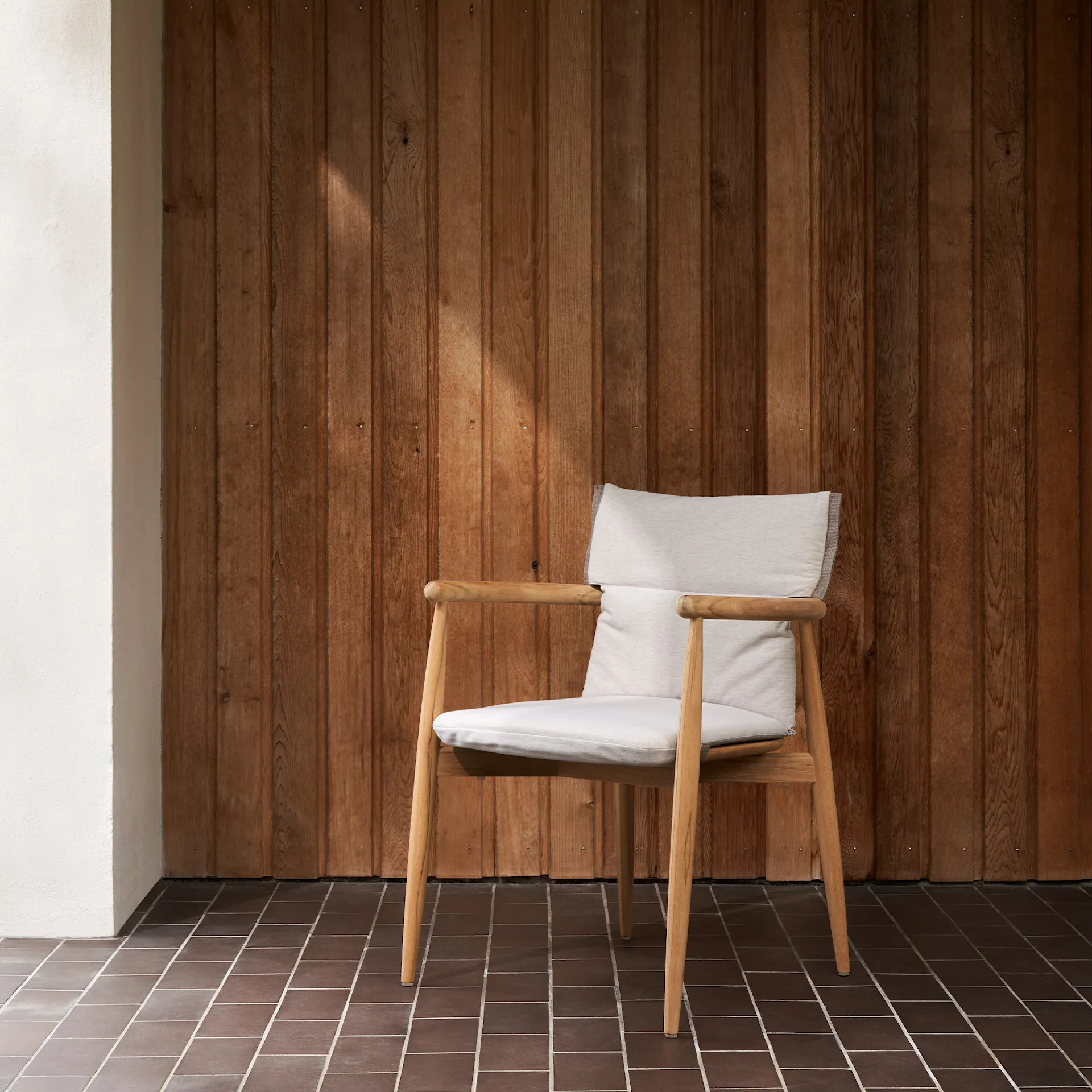 E008 Embrace Outdoor Series Chair, Ubehandlet teak - Carl Hansen - NO GA