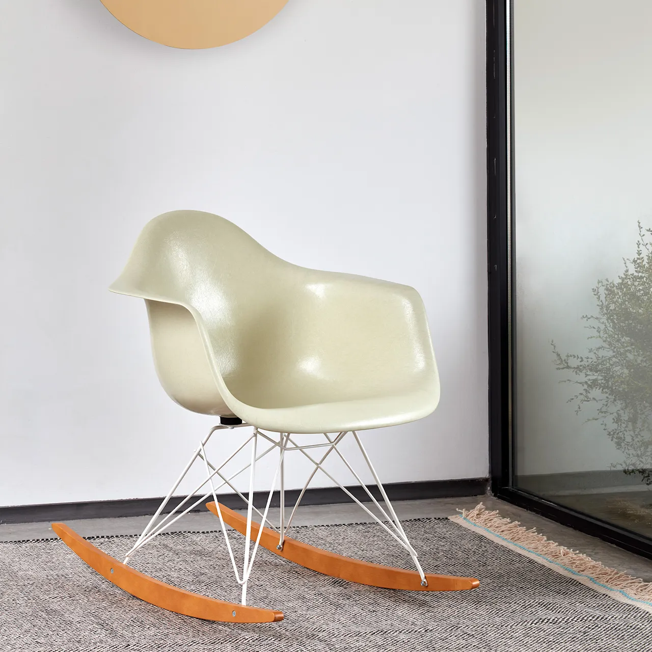 Eames Fiberglass Armchair RAR gyngestol White/Golden Maple