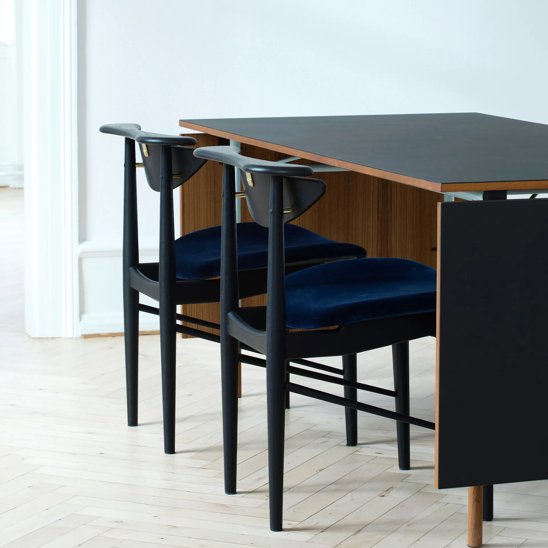 Nyhavn spisebord med klaffar Dark oiled oak/black linoleum - House of Finn Juhl - Finn Juhl - NO GA