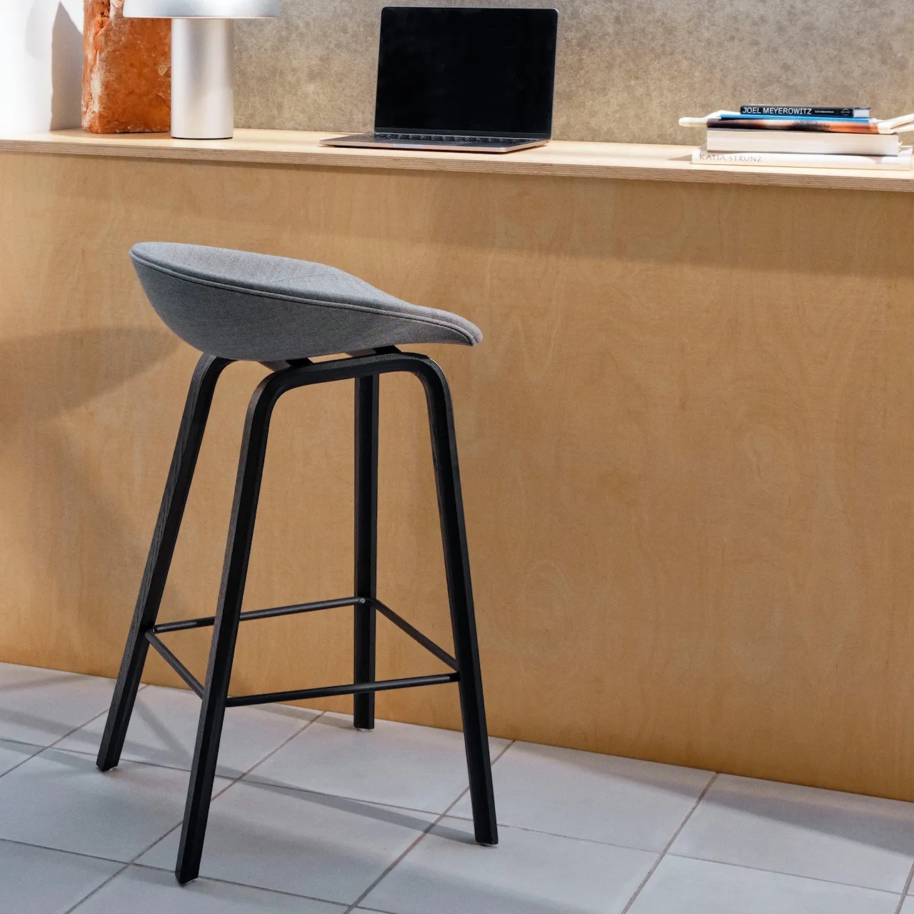 About a Stool AAS33 barstol High Black Oak