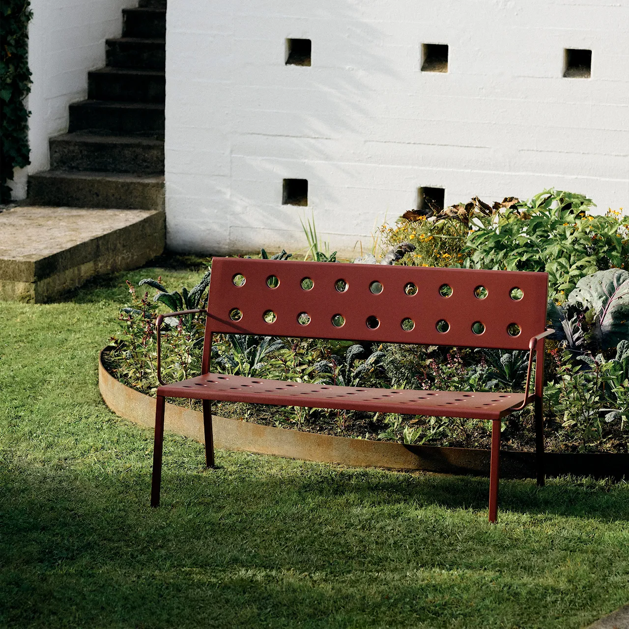 Balcony Lounge Bench w. arm / Iron Red