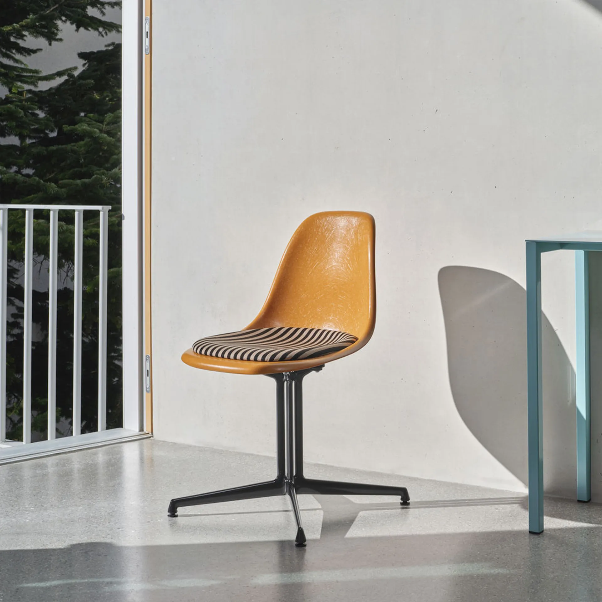 Eames Fiberglass Side Chair La Fonda - Vitra - Charles & Ray Eames - NO GA