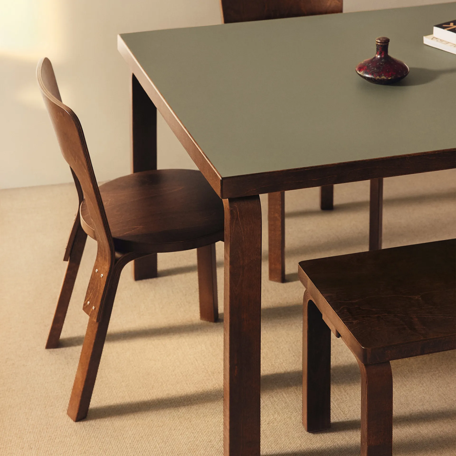 Table 83 Exclusive Edition walnut stain/linoleum olive - Artek - Alvar Aalto - NO GA