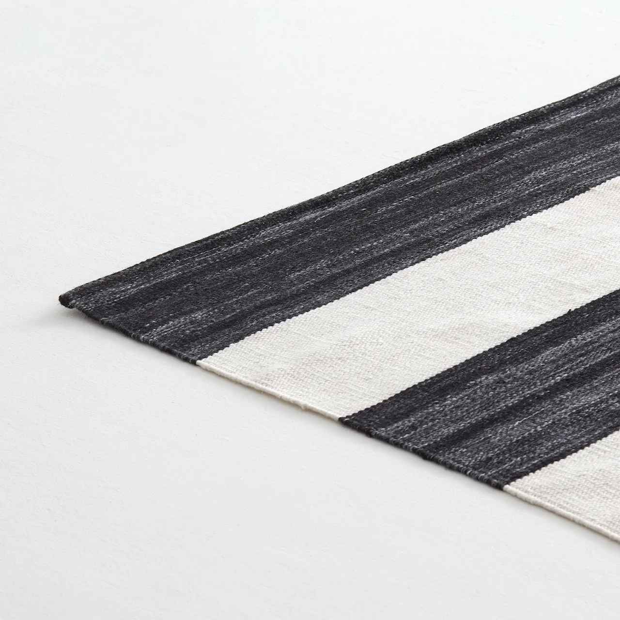 Outdoor Stripe Teppe - Black/White