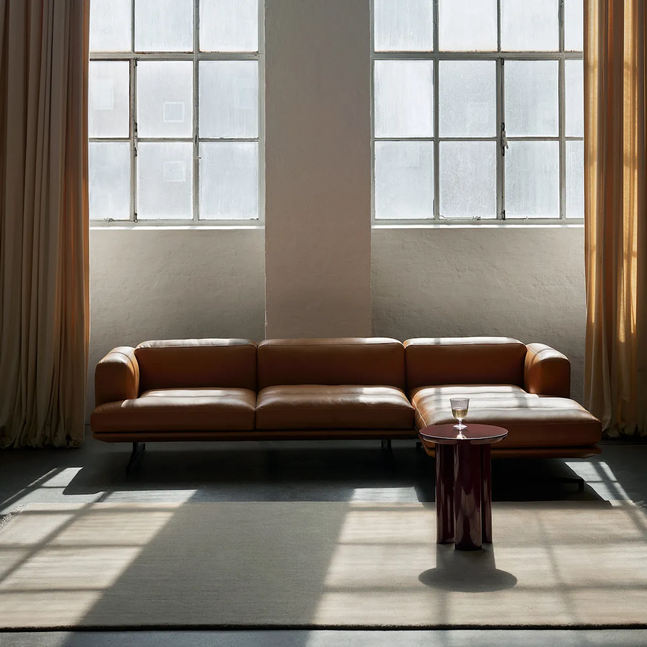Inland AV42 høyre sjeselong polert aluminium ben noble black leather