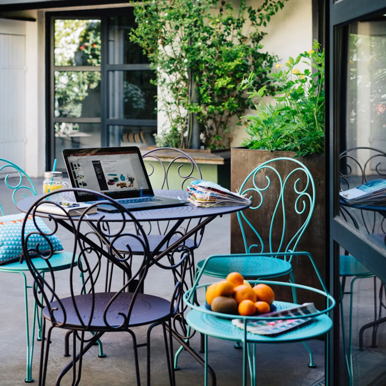 Montmartre Table