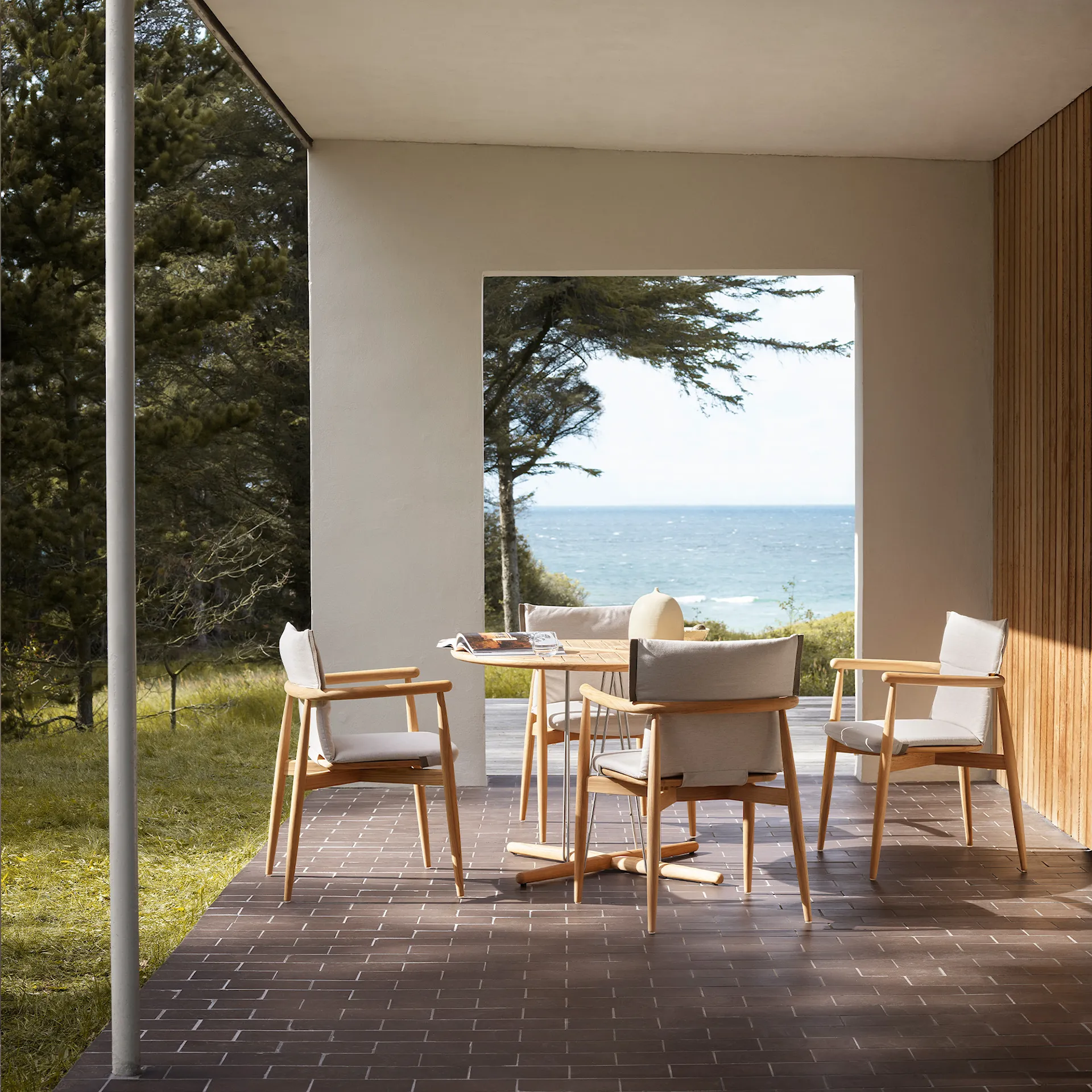 E022 Embrace Outdoor Series Table Ø 140 Cm, Ubehandlet teak - Carl Hansen - NO GA