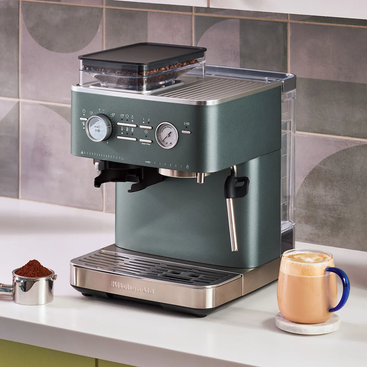 Halvautomatisk espressomaskin med kvern einer 5KES6551EJP