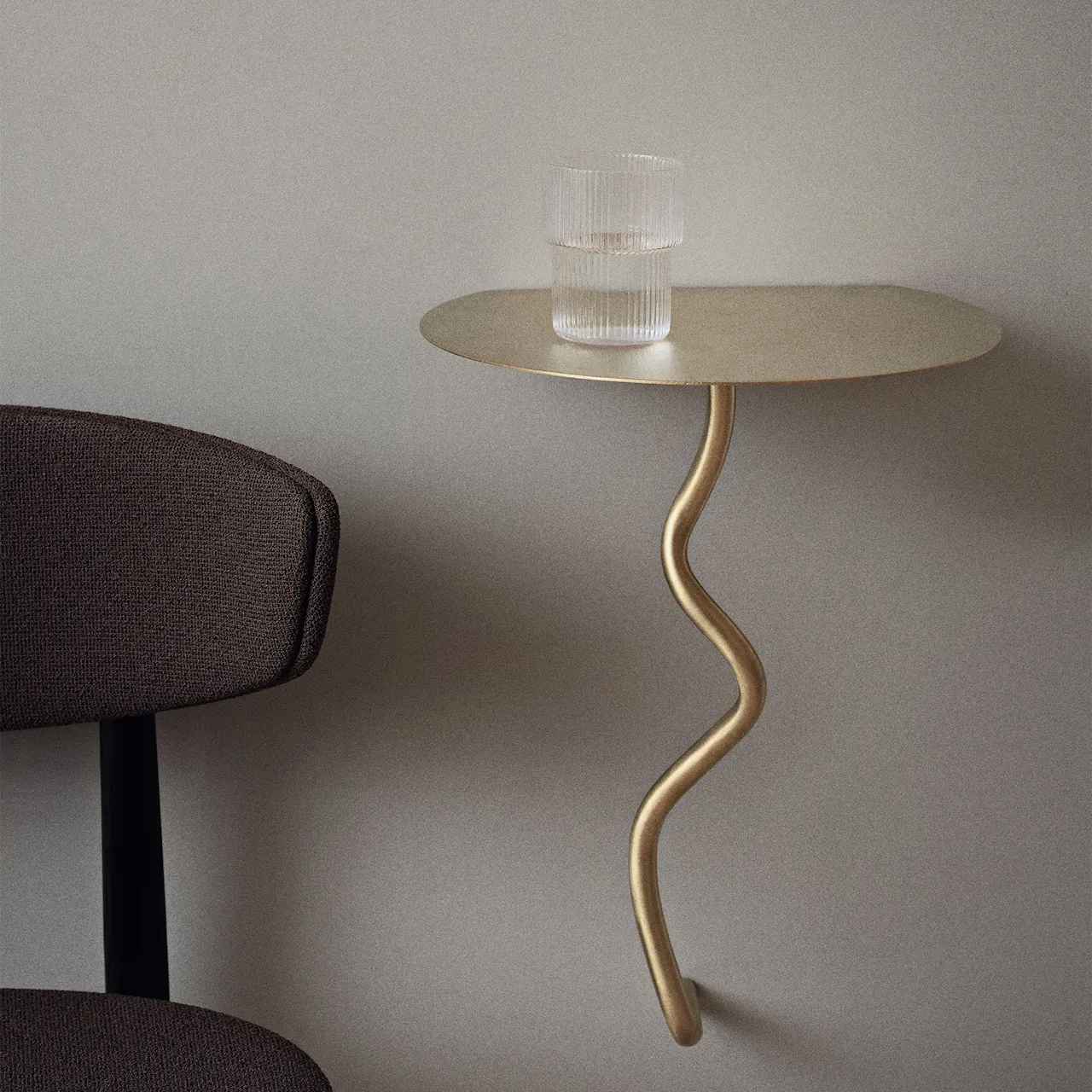Curvature veggmontert sidebord