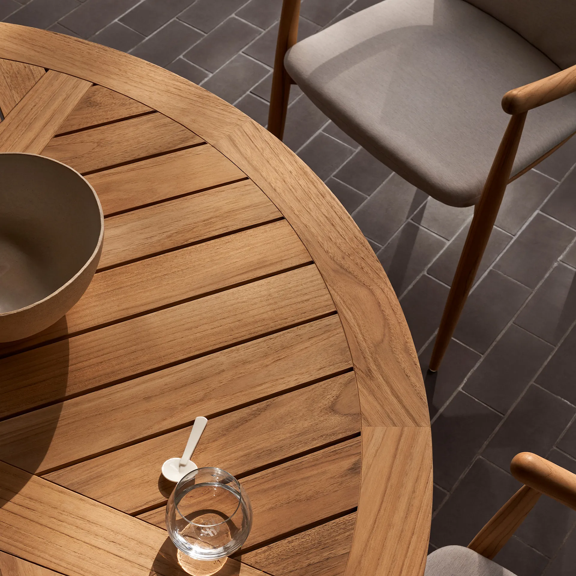 E022 Embrace Outdoor Series Table Ø 140 Cm, Ubehandlet teak - Carl Hansen - NO GA