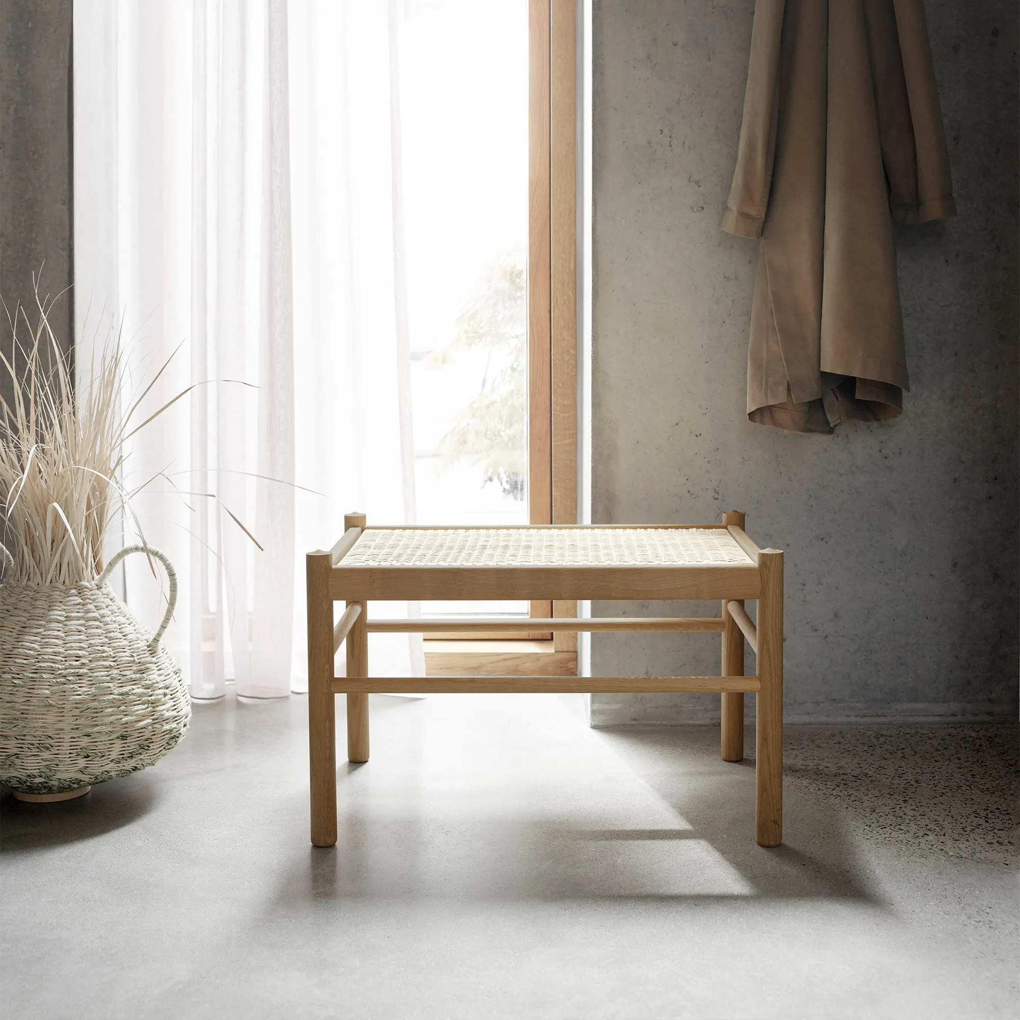 OW149F Colonial fotskammel valnøtt