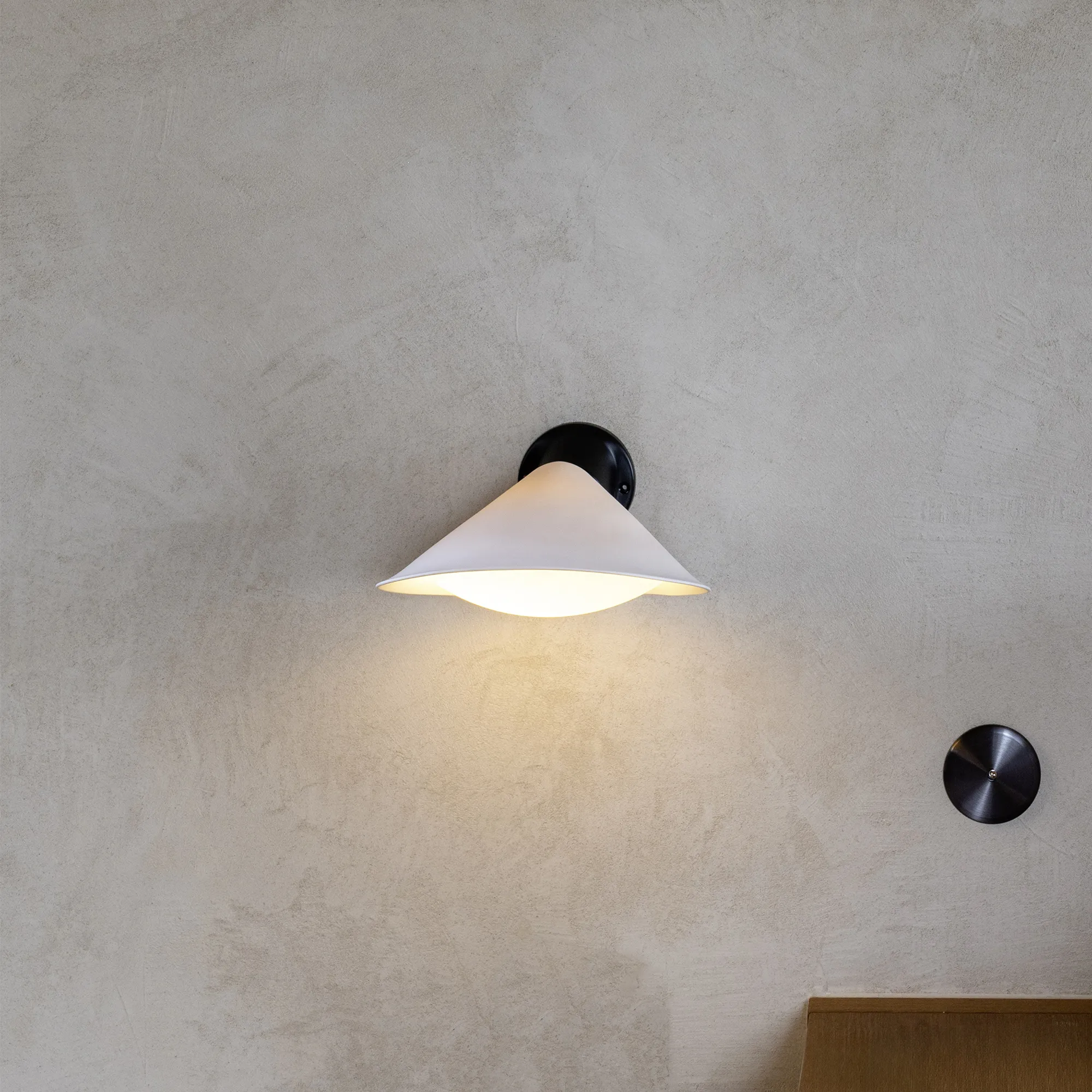 Plume SW vegglampe med knapp - 11