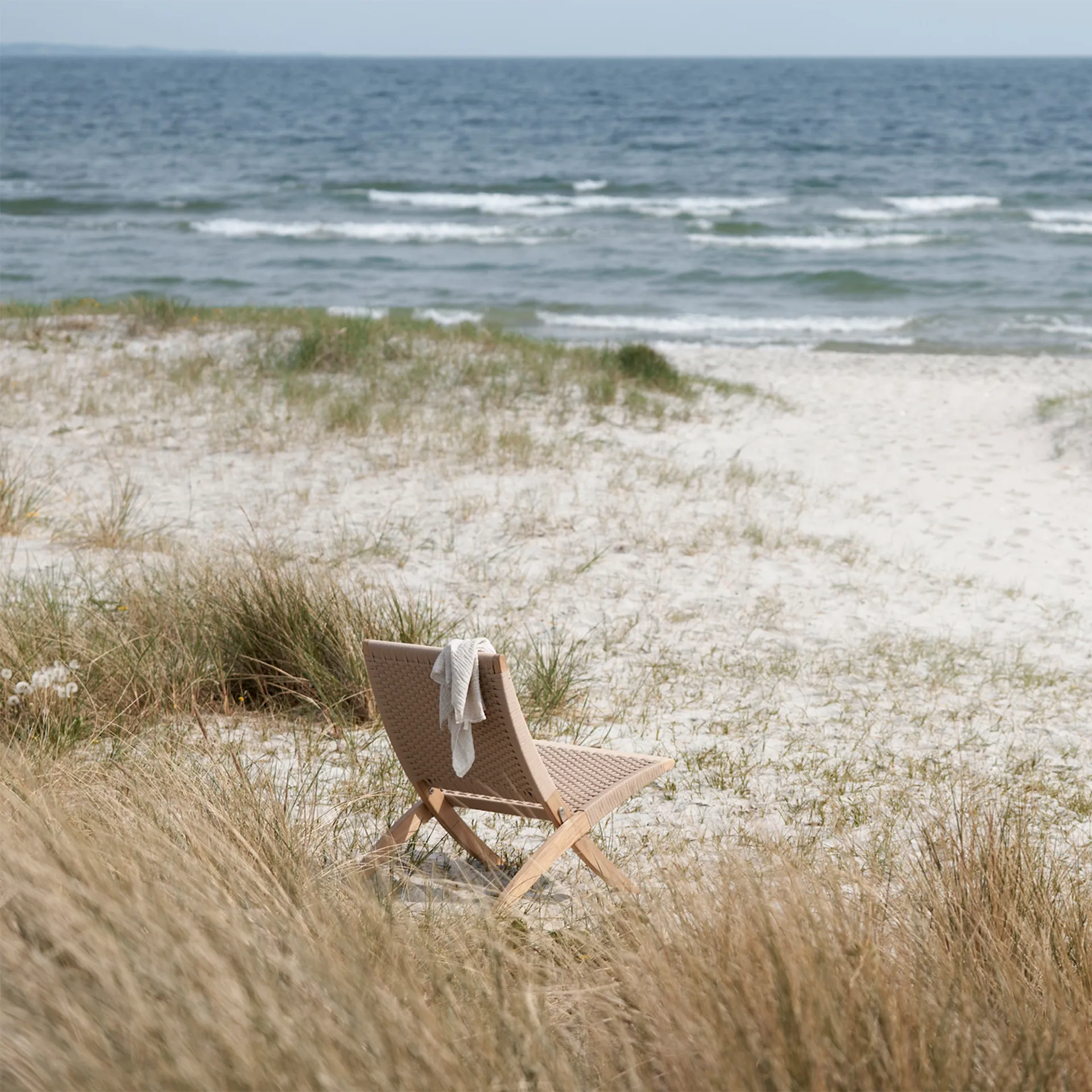 MG501 Outdoor Cuba Chair, Ubehandlet teak/Charcoal 1402 - Carl Hansen - NO GA