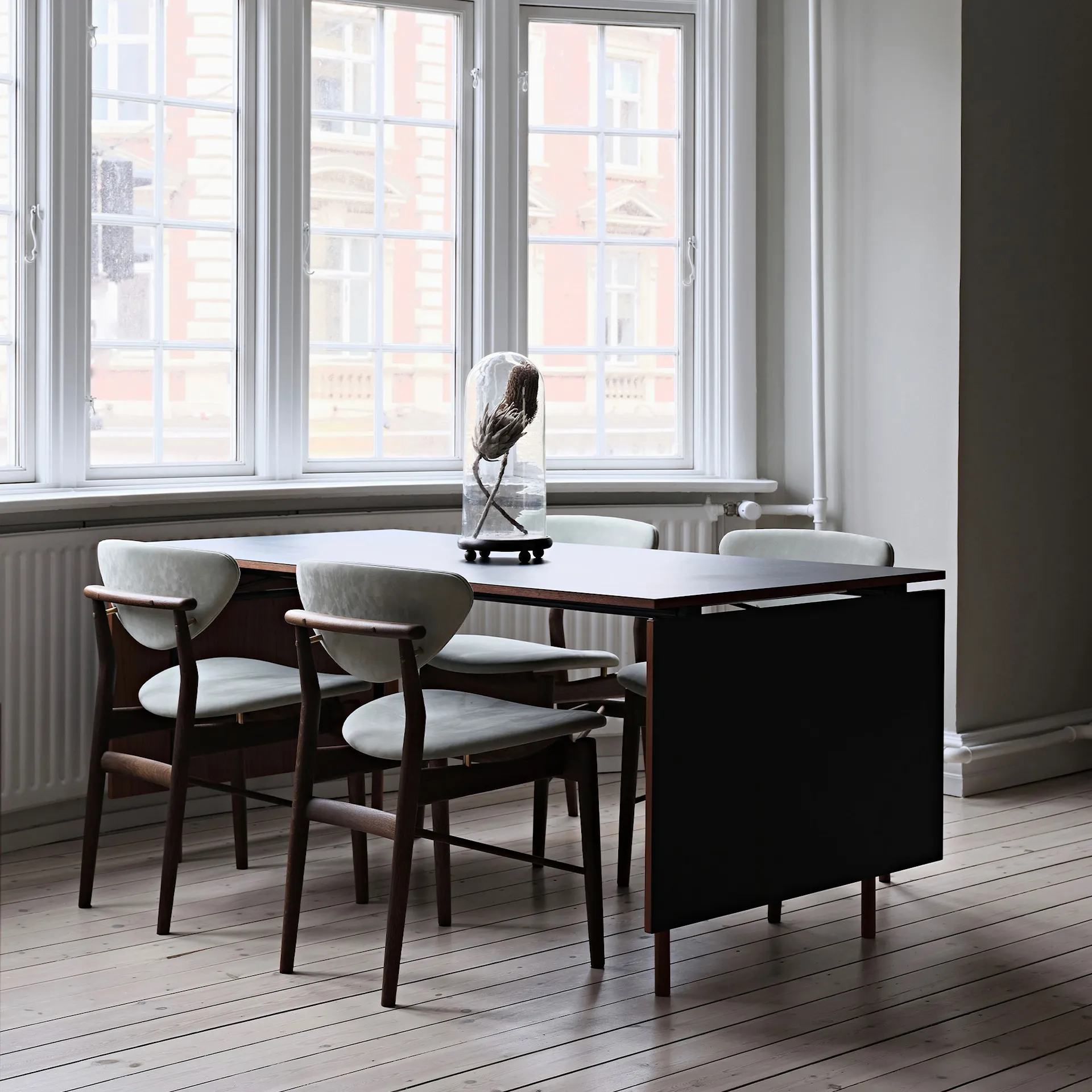 Nyhavn spisebord med klaffar Dark oiled oak/black linoleum - House of Finn Juhl - Finn Juhl - NO GA