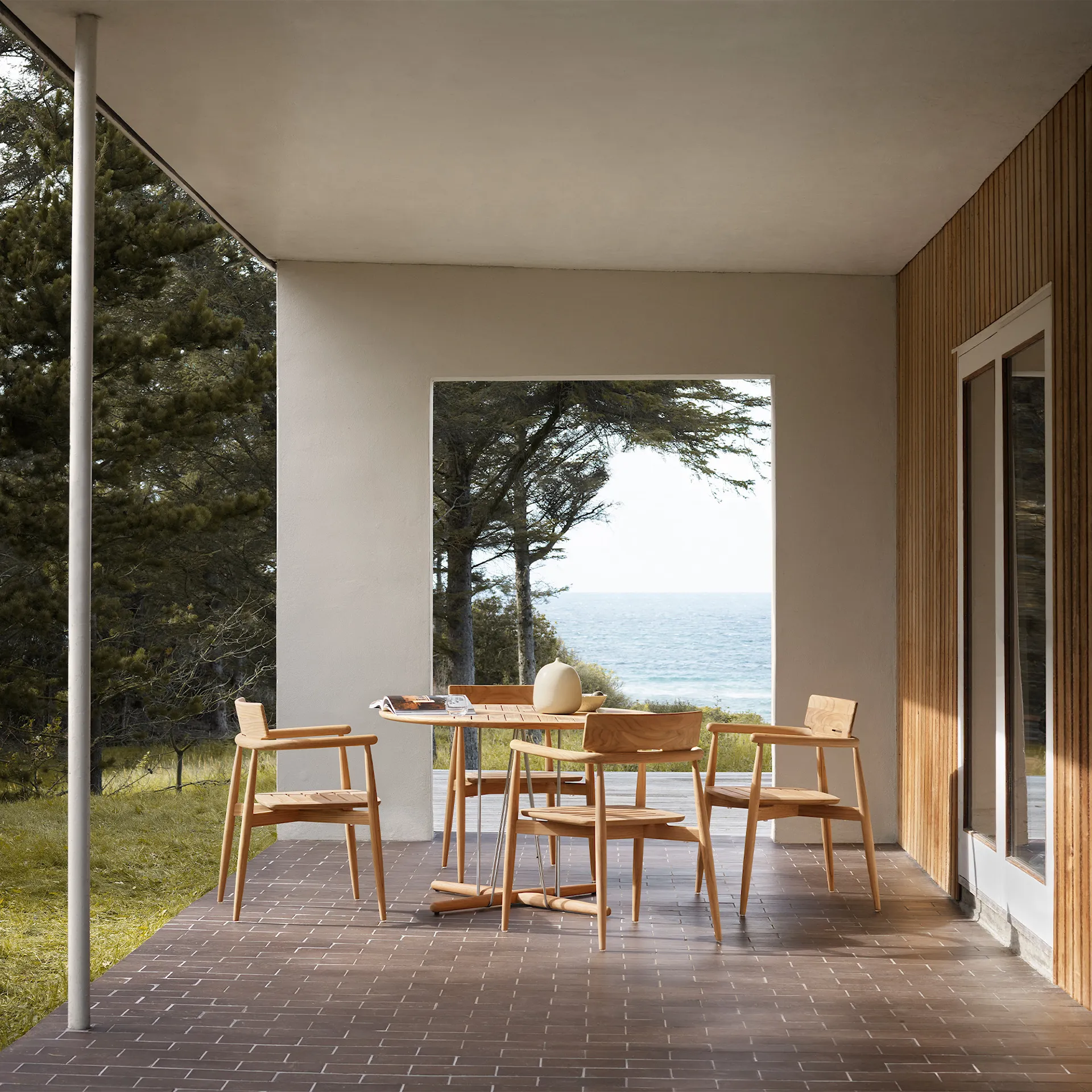 E022 Embrace Outdoor Series Table Ø 140 Cm, Ubehandlet teak - Carl Hansen - NO GA